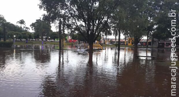 Chuva de granizo e ventania causam estragos em Cassilândia