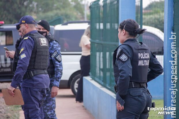 Desafetos começam a brigar, grupo interfere e pancadaria tem até facão Desafetos começam a brigar, grupo interfere e pancadaria tem até facão