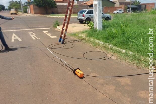 Fios rompidos em via de Chapadão causam acidente e deixa motociclista ferido Fios rompidos em via de Chapadão causam acidente e deixa motociclista ferido