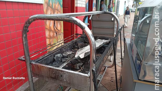 Funcionário são socorridos após lanchonete pegar fogo em Campo Grande Funcionário são socorridos após lanchonete pegar fogo em Campo Grande
