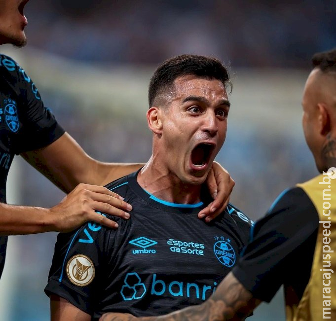 Grêmio vence para continuar vivo na luta pelo título do Brasileiro Grêmio vence para continuar vivo na luta pelo título do Brasileiro