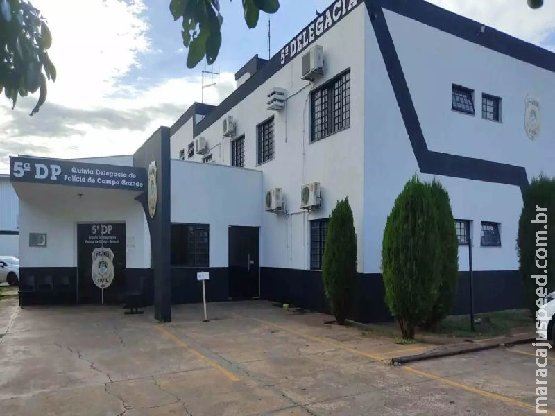 Homem coloca facão no pescoço de idosa para levar bolsa em ponto de ônibus no Parati em Campo Grande Homem coloca facão no pescoço de idosa para levar bolsa em ponto de ônibus no Parati em Campo Grande