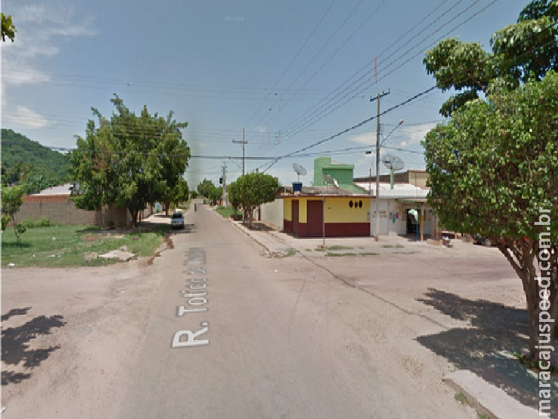 Homem é cercado e esfaqueado por dois indivíduos em Corumbá Homem é cercado e esfaqueado por dois indivíduos em Corumbá
