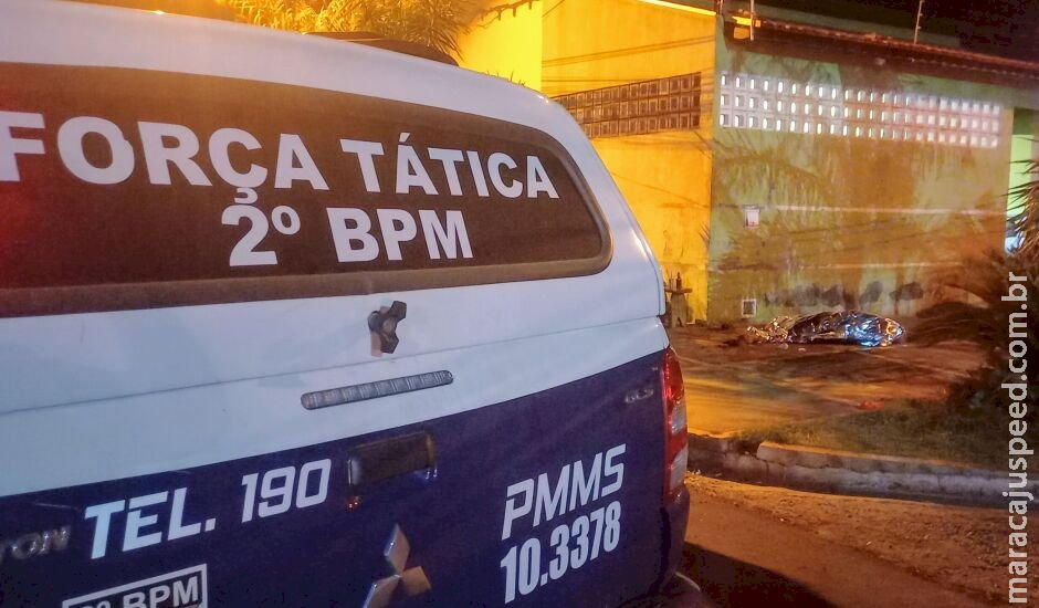 Homem é morto com vários tiros na frente da esposa por encapuzado em Três Lagoas
