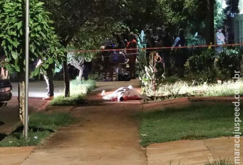 Homem é surpreendido por atirador e morre com disparo na cabeça Homem é surpreendido por atirador e morre com disparo na cabeça