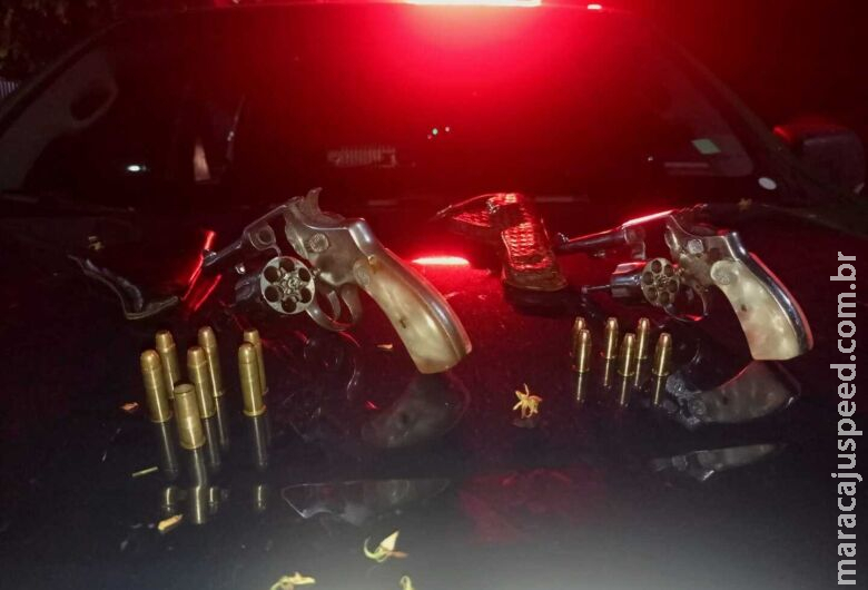 Homem tenta fugir de abordagem policial, mas é preso com armas Homem tenta fugir de abordagem policial, mas é preso com armas