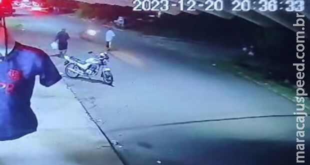 Idoso fratura perna após ser atropelado por motociclista sem CNH em Corumbá Idoso fratura perna após ser atropelado por motociclista sem CNH em Corumbá