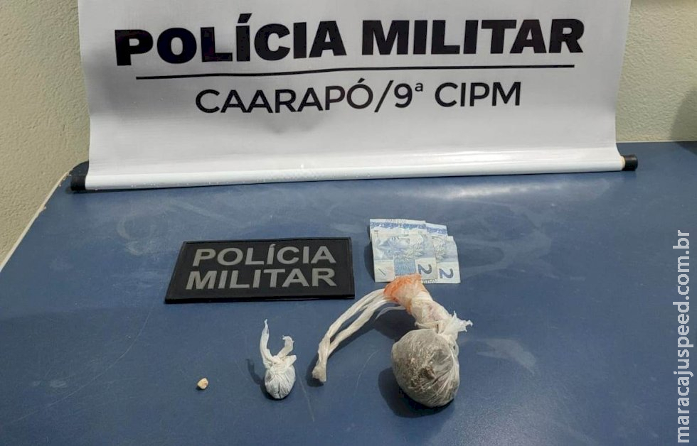 Jovem é flagrado com pedra de crack e trouxas de maconha em praça de Caarapó Jovem é flagrado com pedra de crack e trouxas de maconha em praça de Caarapó