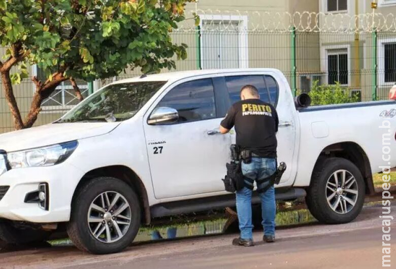 Ladrões assaltam mulher em frente a salão e roubam caminhonete Ladrões assaltam mulher em frente a salão e roubam caminhonete