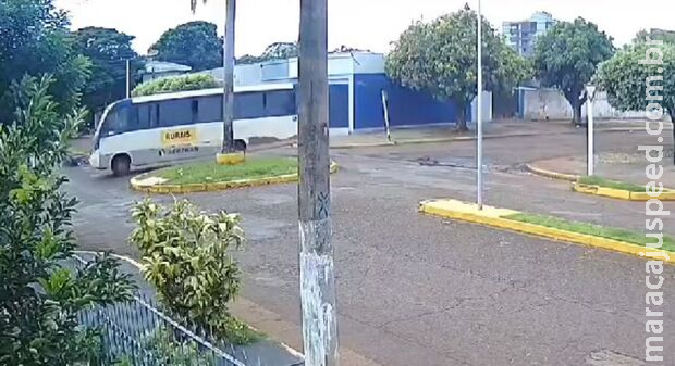 Motociclista se joga de moto para não entrar embaixo de ônibus em Rio Brilhante