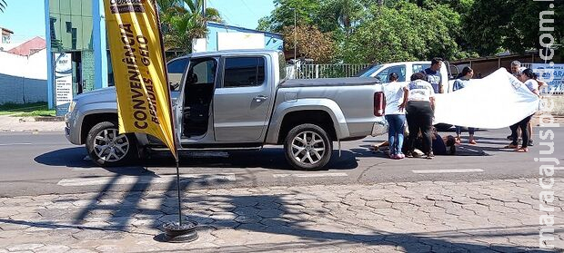 Motorista atinge mulher ao dar ré em caminhonete em Corumbá Motorista atinge mulher ao dar ré em caminhonete em Corumbá