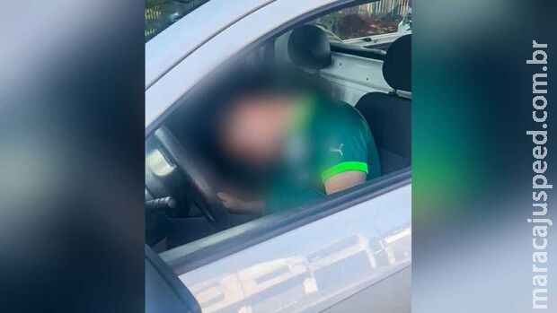 Motorista bêbado é flagrado dormindo no carro no meio da Avenida Bandeirantes