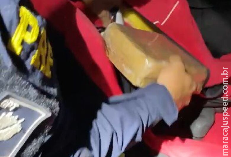 Motorista é flagrado transportando maconha e cocaína em veículo Motorista é flagrado transportando maconha e cocaína em veículo