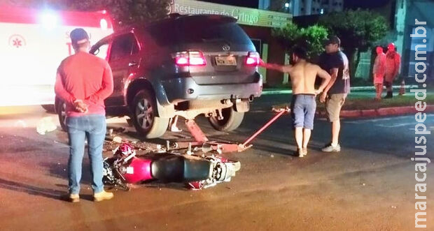Motorista invade preferencial e deixa jovem gravemente ferido em Dourados Motorista invade preferencial e deixa jovem gravemente ferido em Dourados