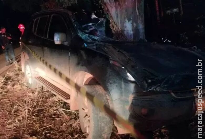 Motorista morre após perder controle de utilitário e bater em árvore Motorista morre após perder controle de utilitário e bater em árvore