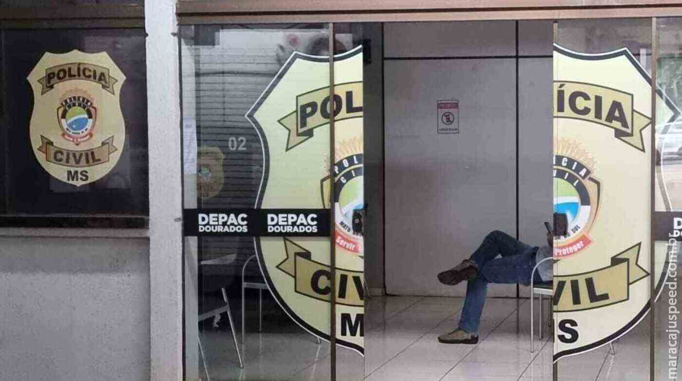 Mulher sofre queimadura de 3º grau após homem jogar gasolina e atear fogo contra ela em Dourados Mulher sofre queimadura de 3º grau após homem jogar gasolina e atear fogo contra ela em Dourados