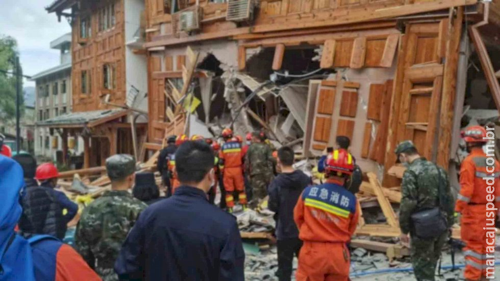 Número de mortos em terremoto na China sobe para 131, com 980 feridos Número de mortos em terremoto na China sobe para 131, com 980 feridos