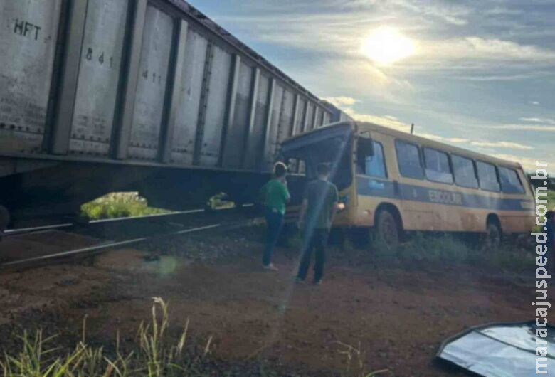 Ônibus escolar bate contra trem em cidade de MS
