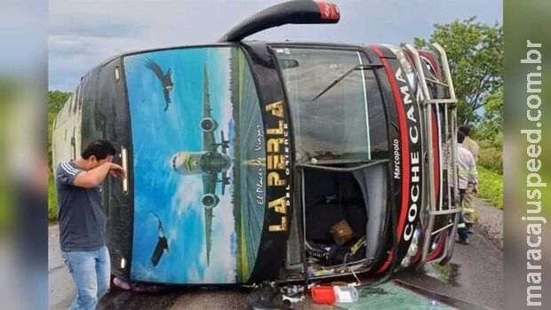 Ônibus tomba e deixa feridos na estrada Bioceânica