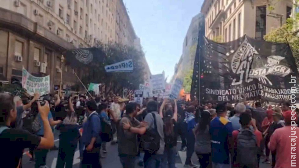 Panelaços voltam às ruas da Argentina contra Milei, que promete mais medidas Panelaços voltam às ruas da Argentina contra Milei, que promete mais medidas