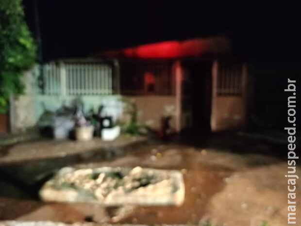 Pela 2ª noite seguida, casa é incendiada e destruída em Bataguassu Pela 2ª noite seguida, casa é incendiada e destruída em Bataguassu