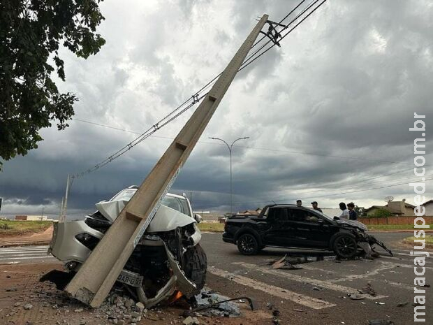 Picape bate em poste e motorista fica ferida em Nova Andradina