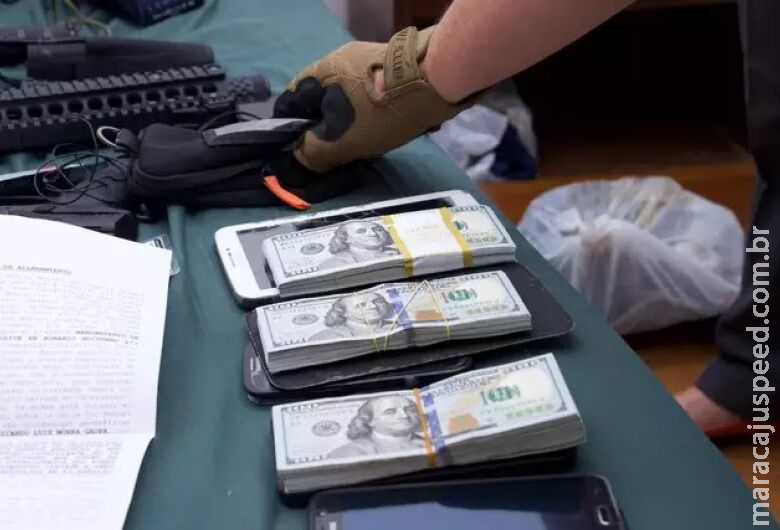 Polícia encontra dinheiro vivo e prende 13 por tráfico de armas Polícia encontra dinheiro vivo e prende 13 por tráfico de armas