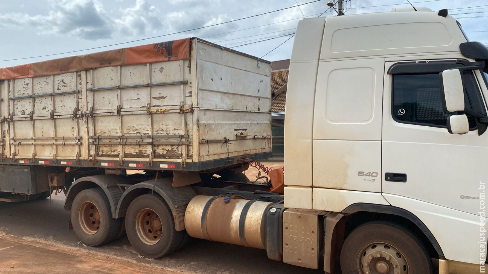 Polícia recupera carreta levada em assalto, que manteve motorista em cárcere, em Ivinhema Polícia recupera carreta levada em assalto, que manteve motorista em cárcere, em Ivinhema