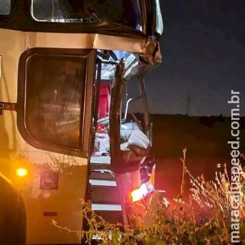 Quatro pessoas ficam feridas em acidente envolvendo dois ônibus na BR-262 Quatro pessoas ficam feridas em acidente envolvendo dois ônibus na BR-262