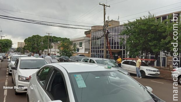 Taxistas fazem protesto em frente a empresa de telefonia em Campo Grande