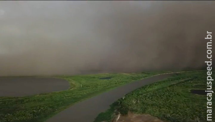 Tempestade de areia forma nuvem e encobre céu na Serra do Amolar em Corumbá