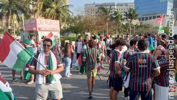 Torcedores do Fluminense fazem festa em frente ao hotel do time antes da final do Mundial