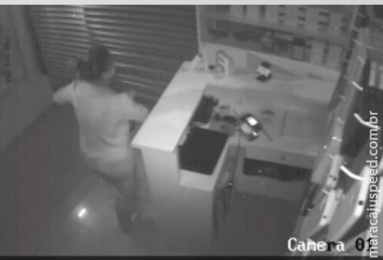 Vídeo mostra ação de integrante de quadrilha que furtou eletrônicos em loja do shopping