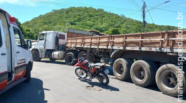 Acidente entre moto e caminhão deixa dois feridos em Corumbá
