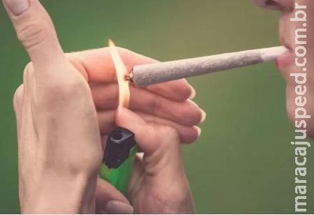 Adolescente de 16 Anos é apreendido com Maconha na Praça Triângulo em Sidrolândia Adolescente de 16 Anos é apreendido com Maconha na Praça Triângulo em Sidrolândia