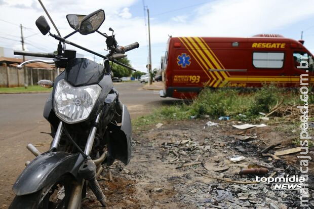 Adolescente fica ferido após bater moto em ônibus estacionado em Costa Rica