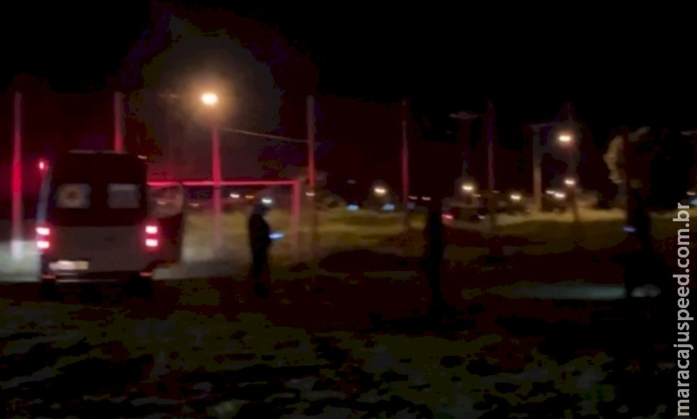 Atirador em motocicleta executa dois homens em praça de Sidrolândia Atirador em motocicleta executa dois homens em praça de Sidrolândia