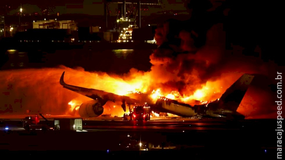 Avião com 379 passageiros pega fogo ao bater em aeronave da Guarda Costeira no Japão