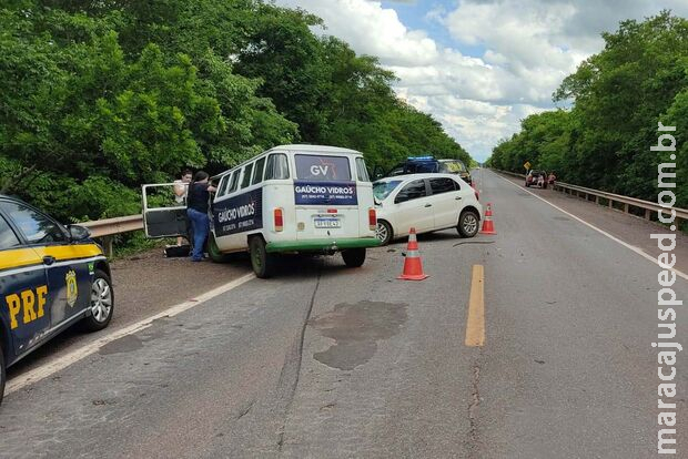 Batida entre carro e kombi deixa uma pessoa morta e cinco gravemente feridas na BR-262