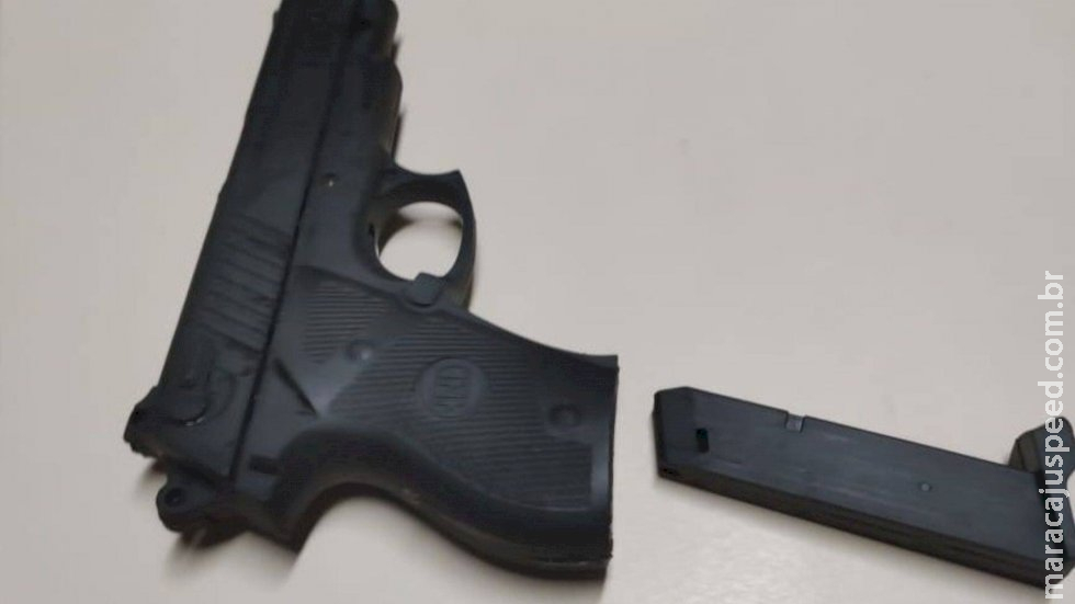 Bêbado, homem aponta simulacro de pistola para populares e é preso pela PM em Anaurilândia Bêbado, homem aponta simulacro de pistola para populares e é preso pela PM em Anaurilândia
