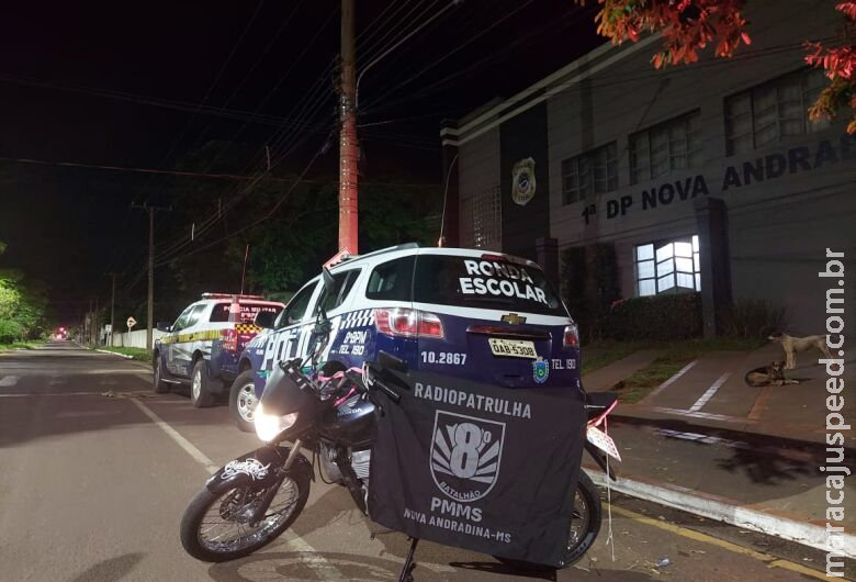 Bêbado, sem CNH e empinando moto, jovem tenta fugir da polícia, cai e acaba preso Bêbado, sem CNH e empinando moto, jovem tenta fugir da polícia, cai e acaba preso
