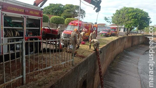 Bombeiros socorrem pessoa que caiu no córrego na Ernesto Geisel