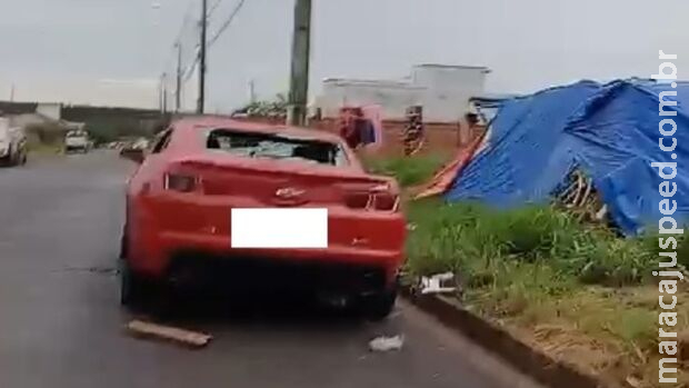 Camaro é encontrado depredado e com os vidros quebrados em Chapadão do Sul Camaro é encontrado depredado e com os vidros quebrados em Chapadão do Sul