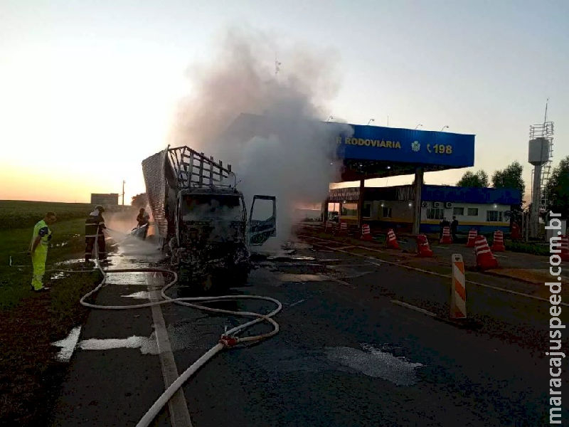 Caminhão carregado com alimentos é destruído por fogo na MS-306 em Chapadão do Sul