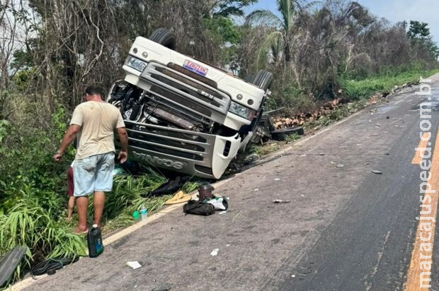 Caminhoneiro de Nova Andradina tomba carreta de óleo em Mato Grosso