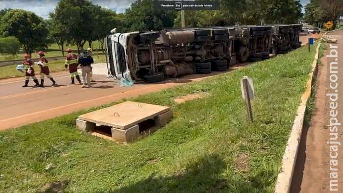 Carreta carregada de adubo tomba na BR-163, em Nova Alvorada do Sul