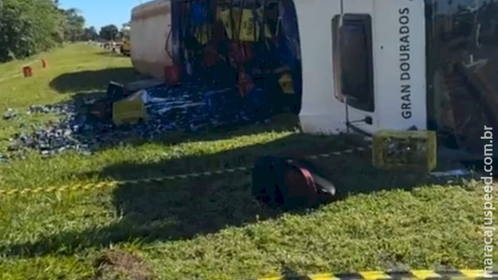 Carreta carregada de cerveja tomba e carga fica destruída após acidente na BR-267 Carreta carregada de cerveja tomba e carga fica destruída após acidente na BR-267