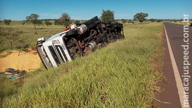 Carreta carregada de milho tomba na MS-040 em Santa Rita do Pardo