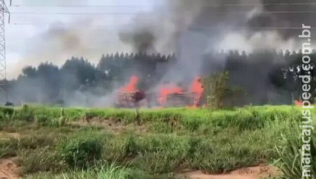 Carreta pega fogo e deixa trânsito parado na BR-262
