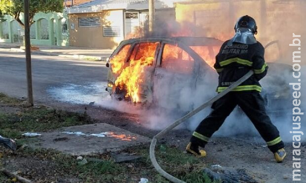 Carro é completamente destruído após pegar fogo em Corumbá Carro é completamente destruído após pegar fogo em Corumbá